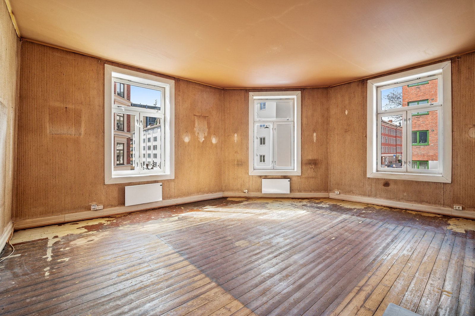 Lys og luftig stue med hele tre vinduer. Her ligger alt til rette for å skape en sosial og åpen kjøkken-/stueløsning Galleribilde