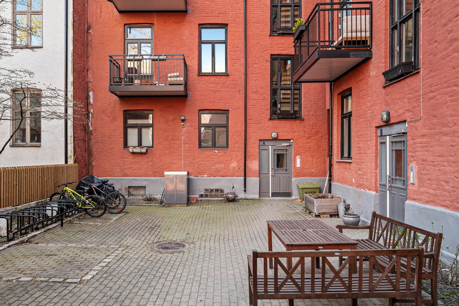 For å komme inn til bakgården må man gjennom en avlåst port. Galleribilde