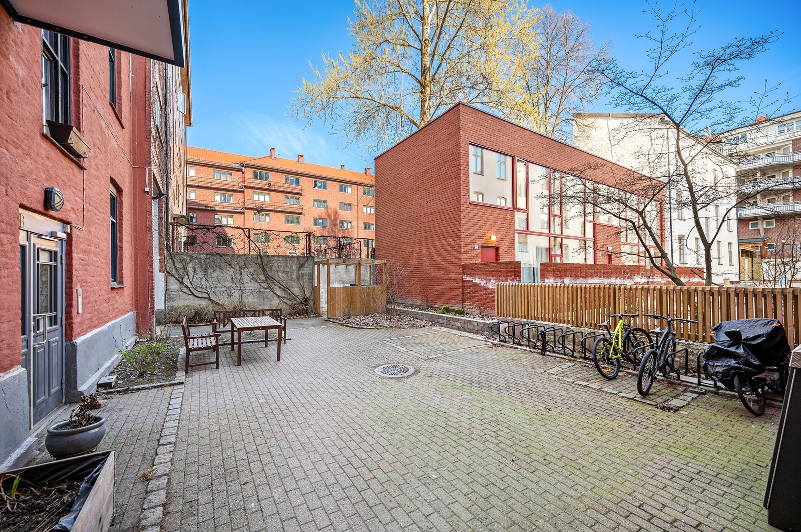 Bakgården er pent opparbeidet med utemøblement og sykkelparkering. Galleribilde