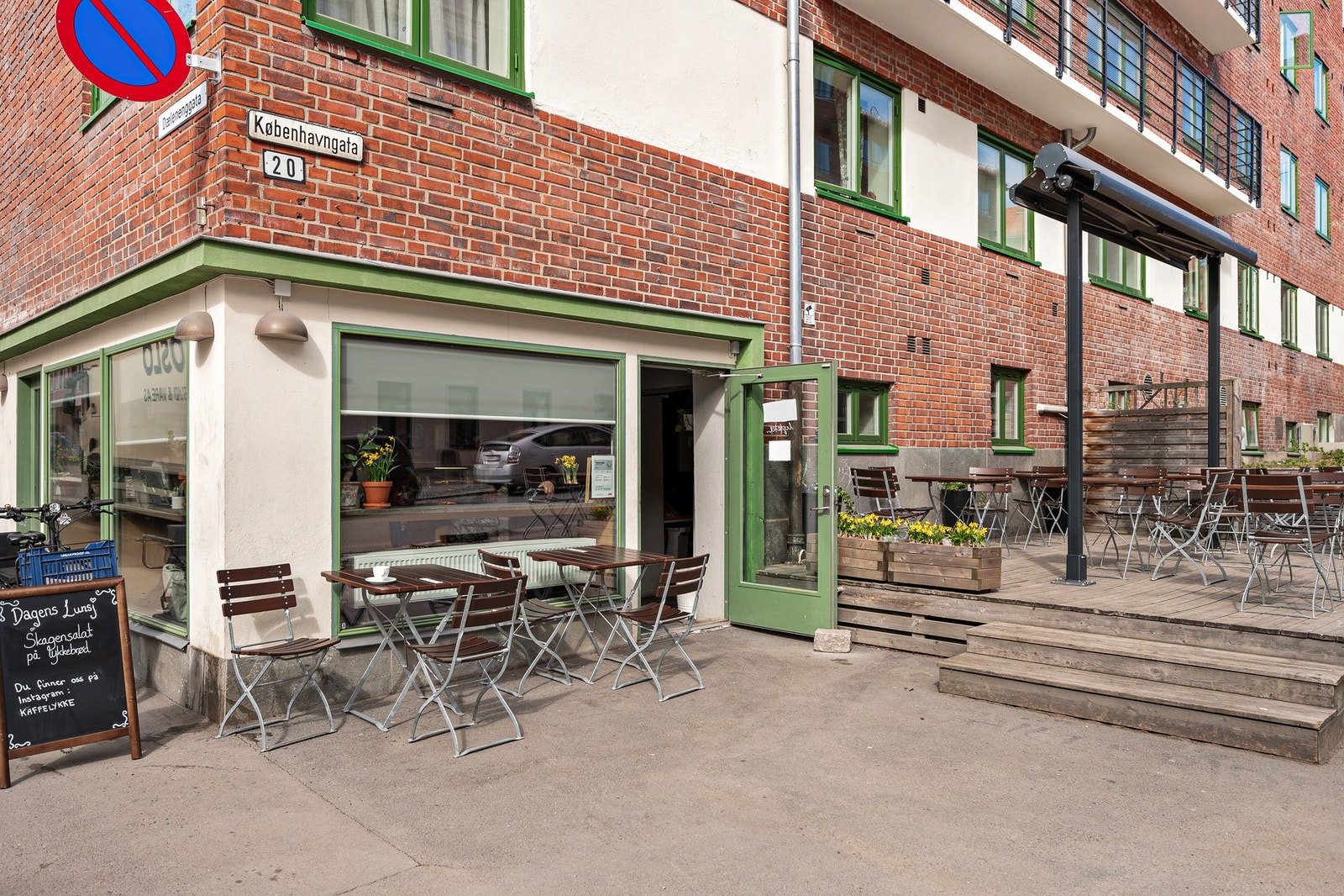 I umiddelbar nærhet vil du finne en koselig café med uteservering. Her kan du få deg en god matbit og noe godt i glasset. Galleribilde