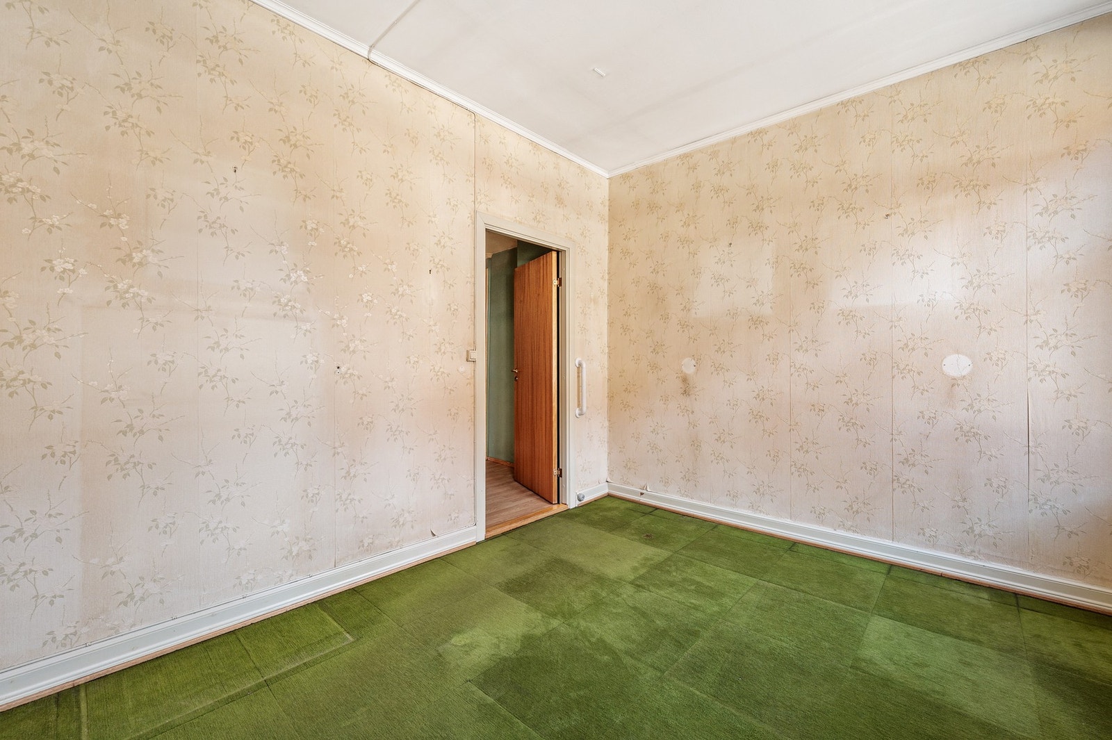 Soverommet er romslig og gir deg god plass til både en stor dobbeltseng, moderne skyvedørsgarderobe og kanskje til og med en liten arbeidsplass med pult - her er det bare å drømme om hvordan du vil innrede. Galleribilde