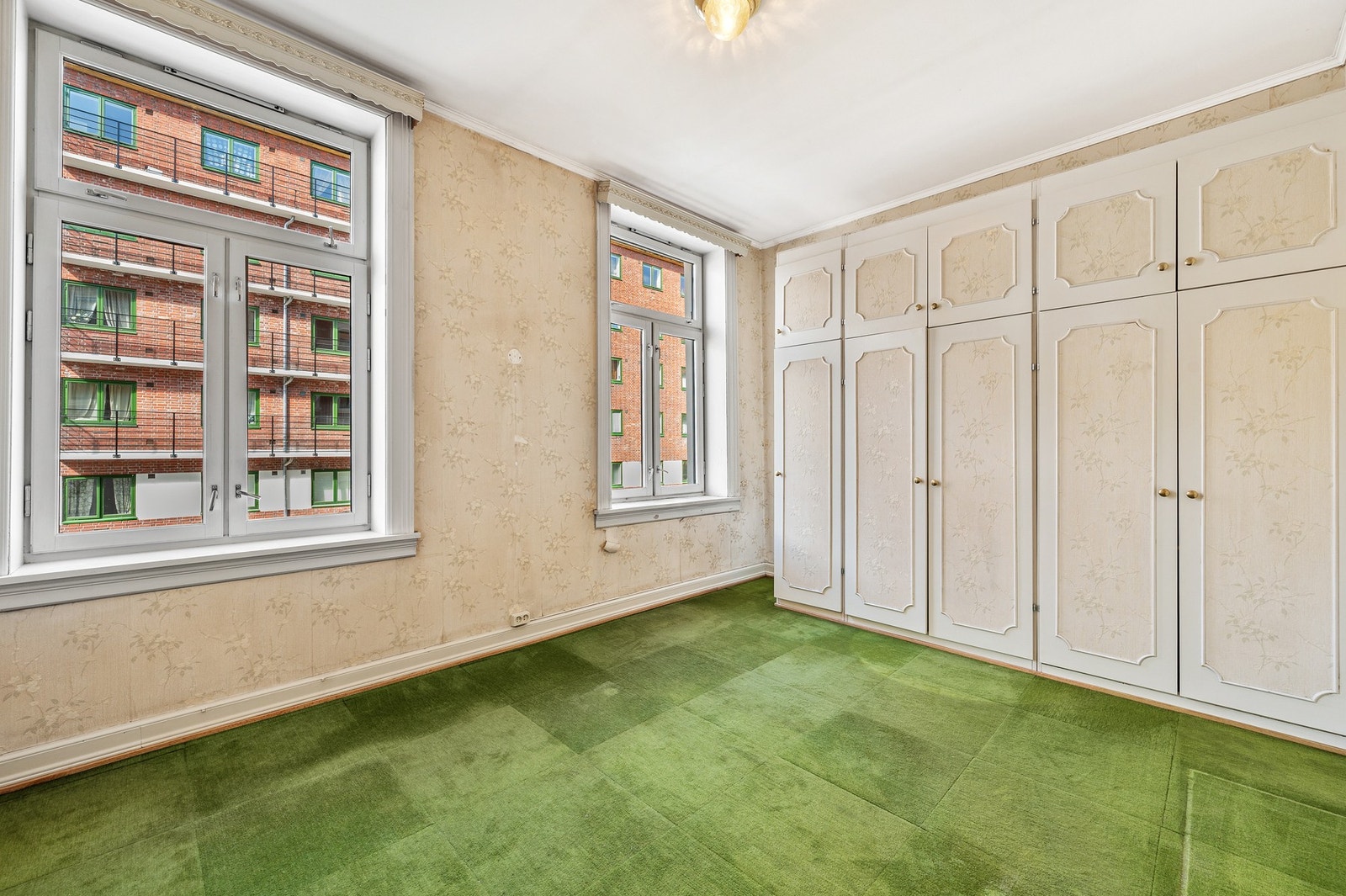 Soverommene har en sjarmerende vintage-følelse med klassisk tapet og originale skapdører - men her er det stor mulighet til å skape et moderne og personlig tilfluktssted med ny fargepalett og stilige detaljer. Galleribilde