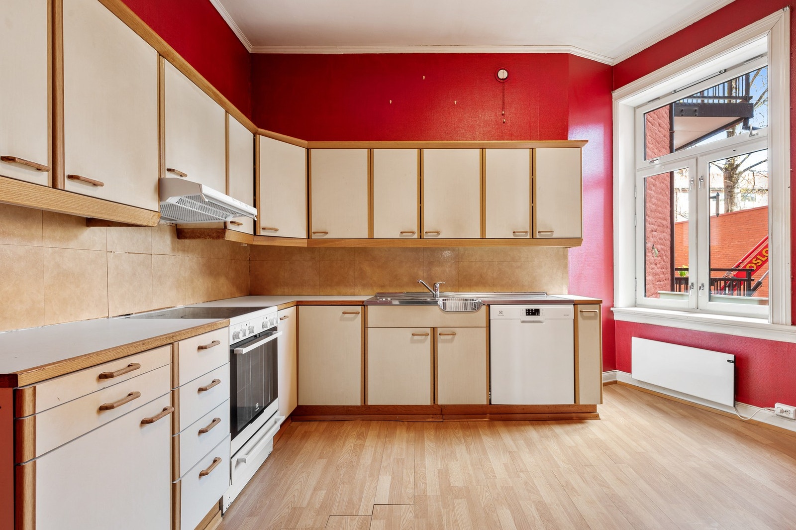 Dagens kjøkken ligger i et separat rom. Her tenker vi det potensielt kan være muigheter for å lage et nytt hovedsoverom med eget bad og garderobe. Galleribilde