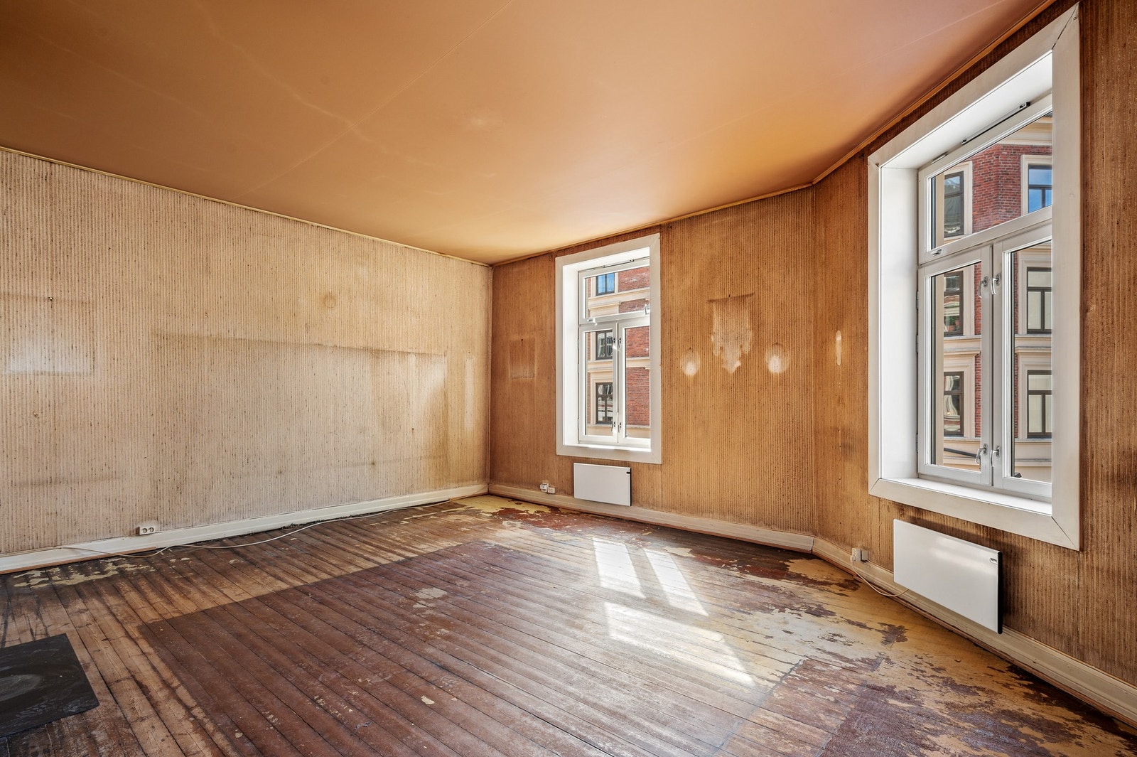 Denne leiligheten har behov for full renovering - men har et fantastisk utgangspunkt for at du kan skape din drømmebolig i hjertet av Oslo! Galleribilde