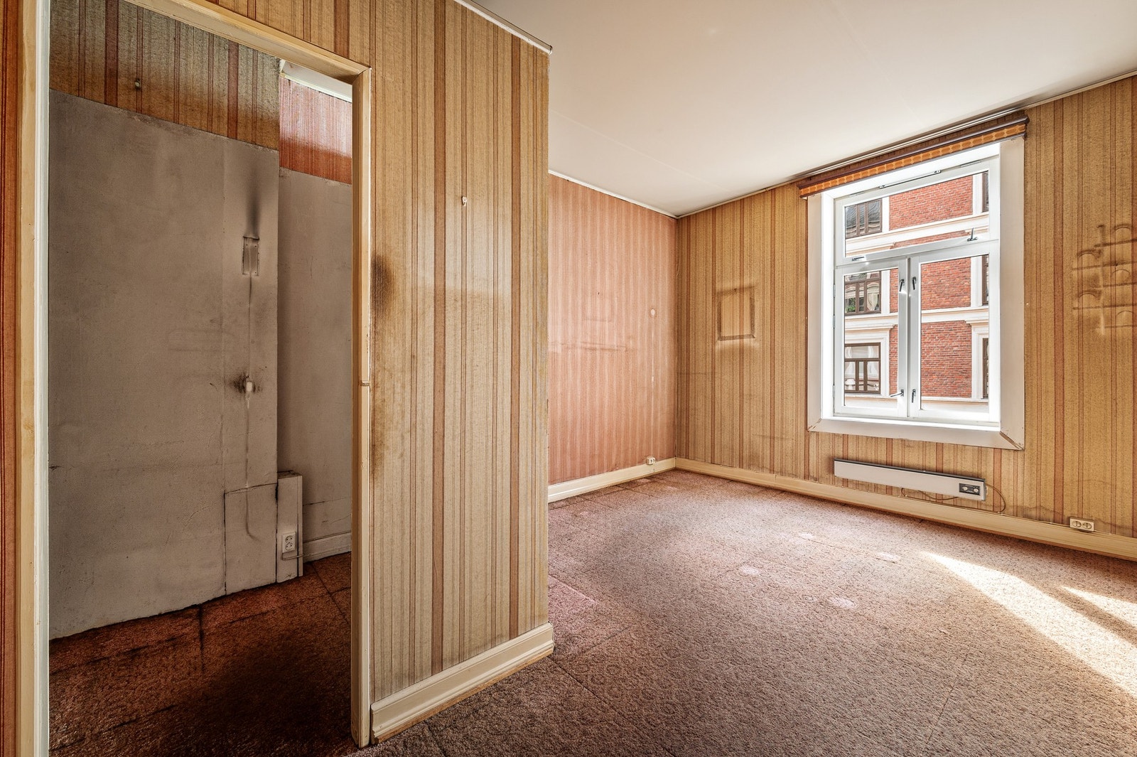 Soverom nummer 2 har en nostalgisk sjarm med vintage tapet fra en svunnen tid, men det er enkelt å transformere dette rommet til noe mer moderne. Den innvendige boden kan fjernes for å skape et enda større og mer romslig soverom. Galleribilde