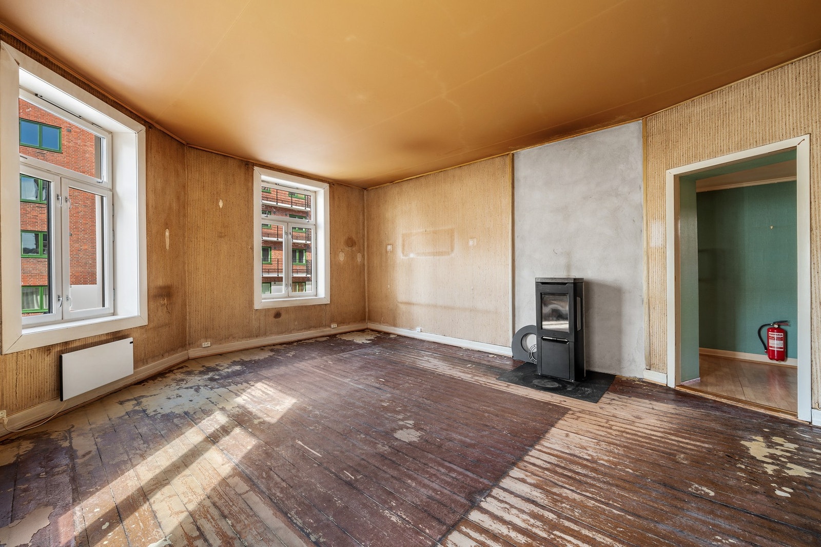 Lag deg en stue med plass til både liv og ro - her er det god plass til både spisebord og sofagruppe, og rommet inviterer til samvær fra morgenkaffe til sene kvelder. Galleribilde