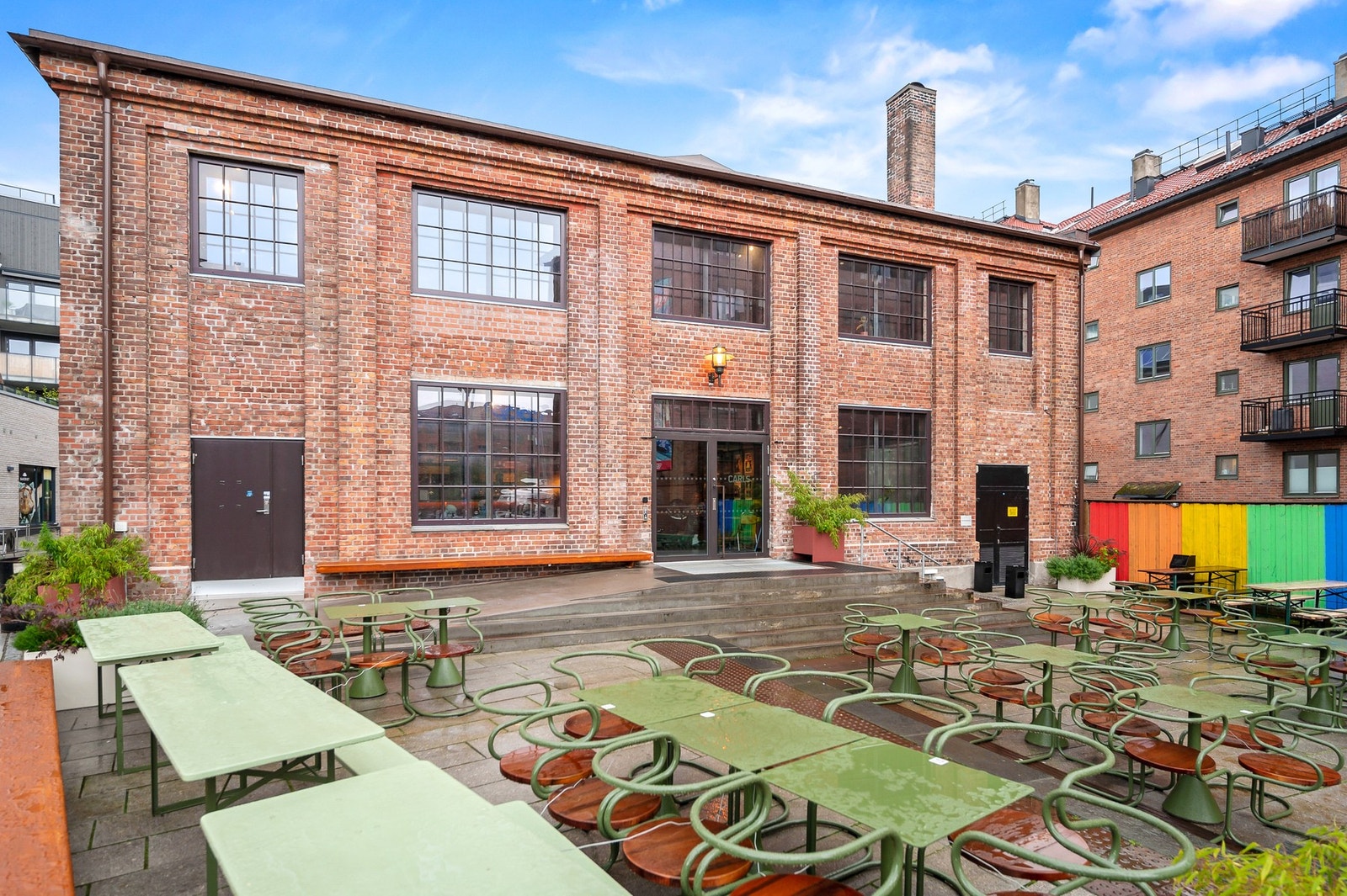 Carls på Carl Berner tilbyr en uformell og hyggelig atmosfære med deilig mat og drikke, perfekt for både lunsj og middag. Galleribilde