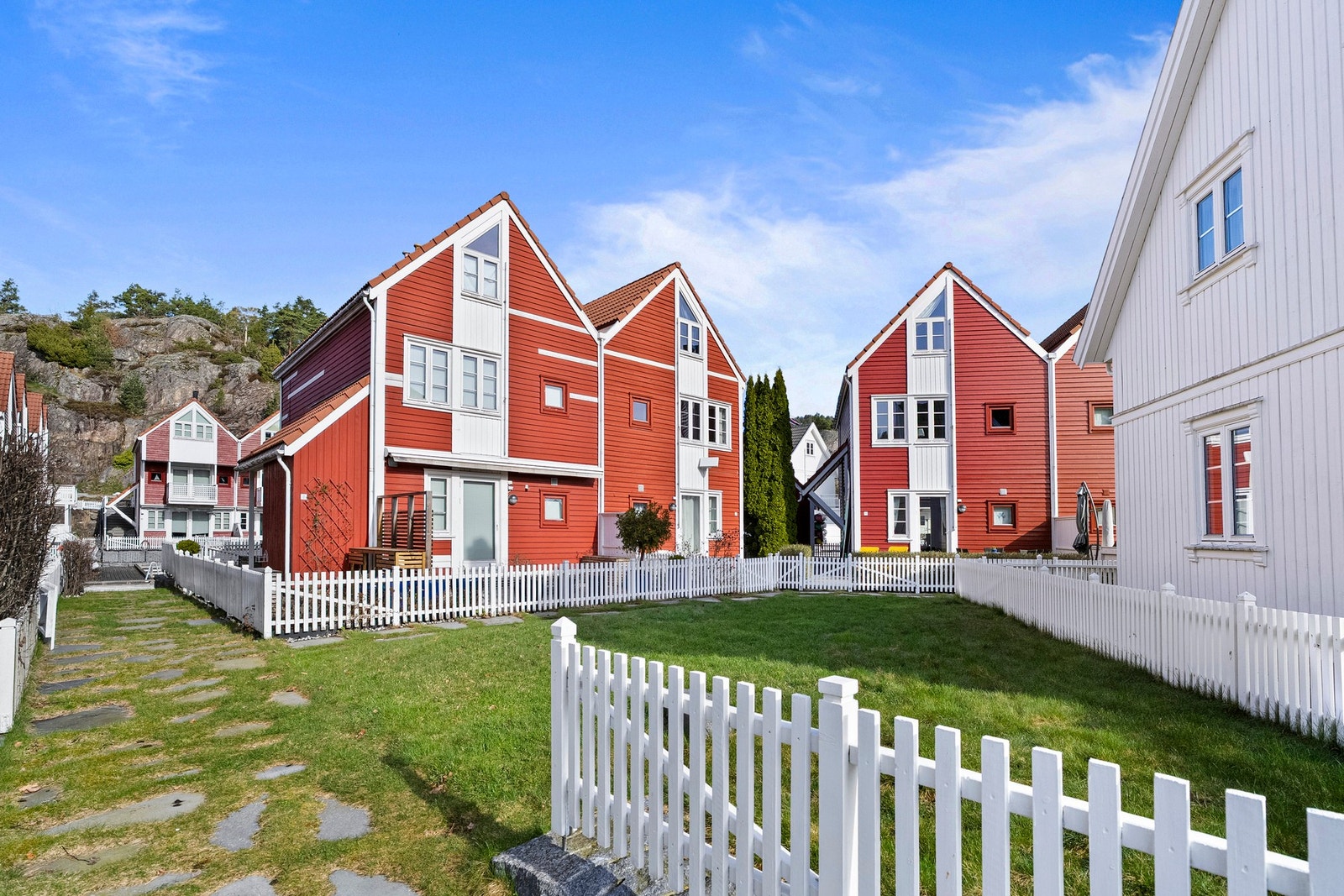 Her får du blant annet 4 soverom, et fantastisk uteområde med svært gode solforhold, flott beliggenhet og egen båtplass. Galleribilde