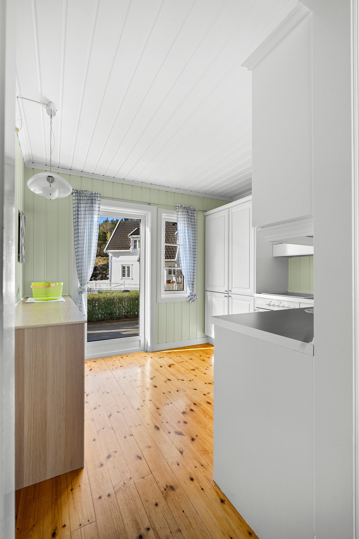 Kjøkkenet har direkte utgang til uteområdet. Dette skaper er hyggelig og luftig miljø. Galleribilde