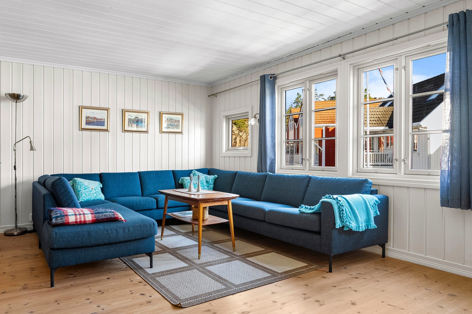 Stuen er hjertet i hytta, med god plass til en stor sofa der familien kan samles. Galleribilde