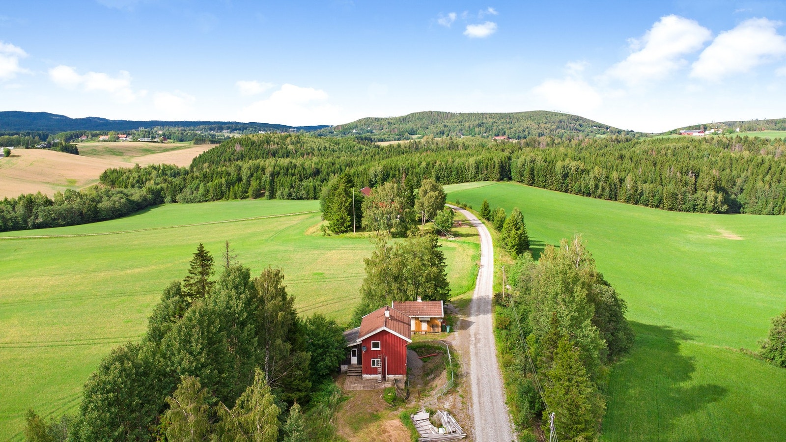 Denne eneboligen ligger i landlige omgivelser på Slattum, utenfor Lillestrøm. Galleribilde