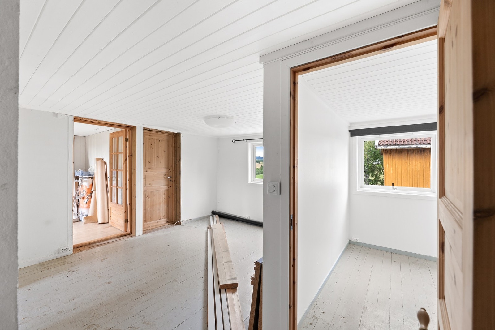 Hovedetasjen har 3 rom som kan benyttes som soverom, i tillegg til kjøkken og stue. Galleribilde