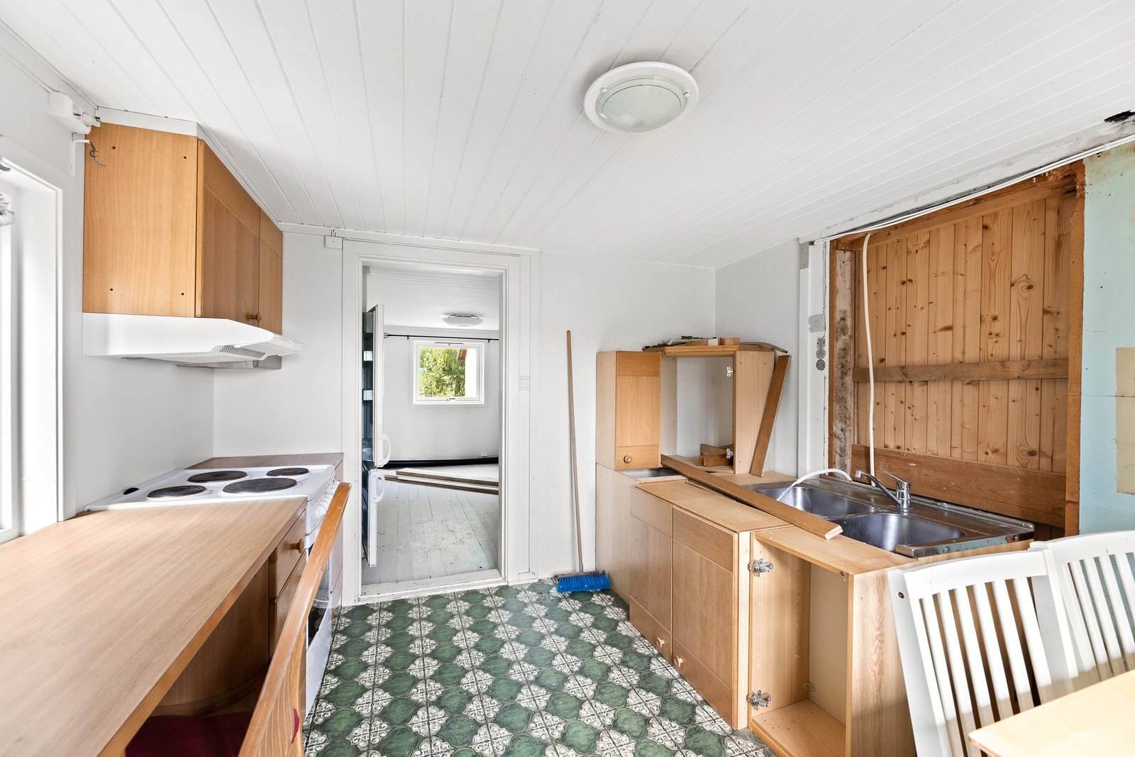 Det er per dags dato ikke tilkoblet vann eller avløp i boligen. Galleribilde