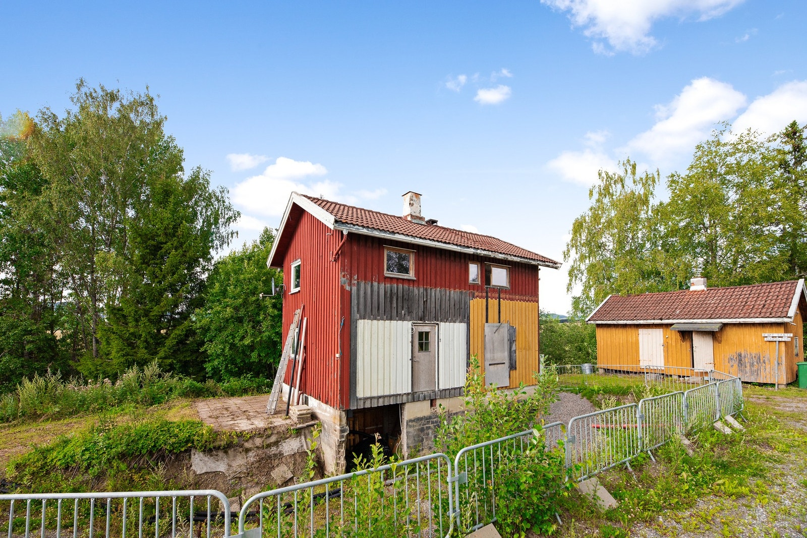 Tomten på litt over 2 mål, består av hovedhus og 2 uteboder. Galleribilde