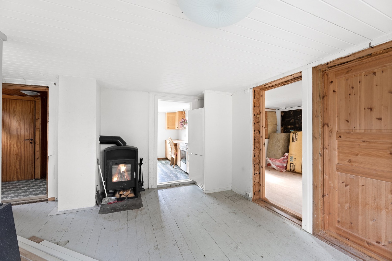 Peis er plassert i alle 3 etasjer, dog må pipeløp undersøkes før videre bruk. Galleribilde