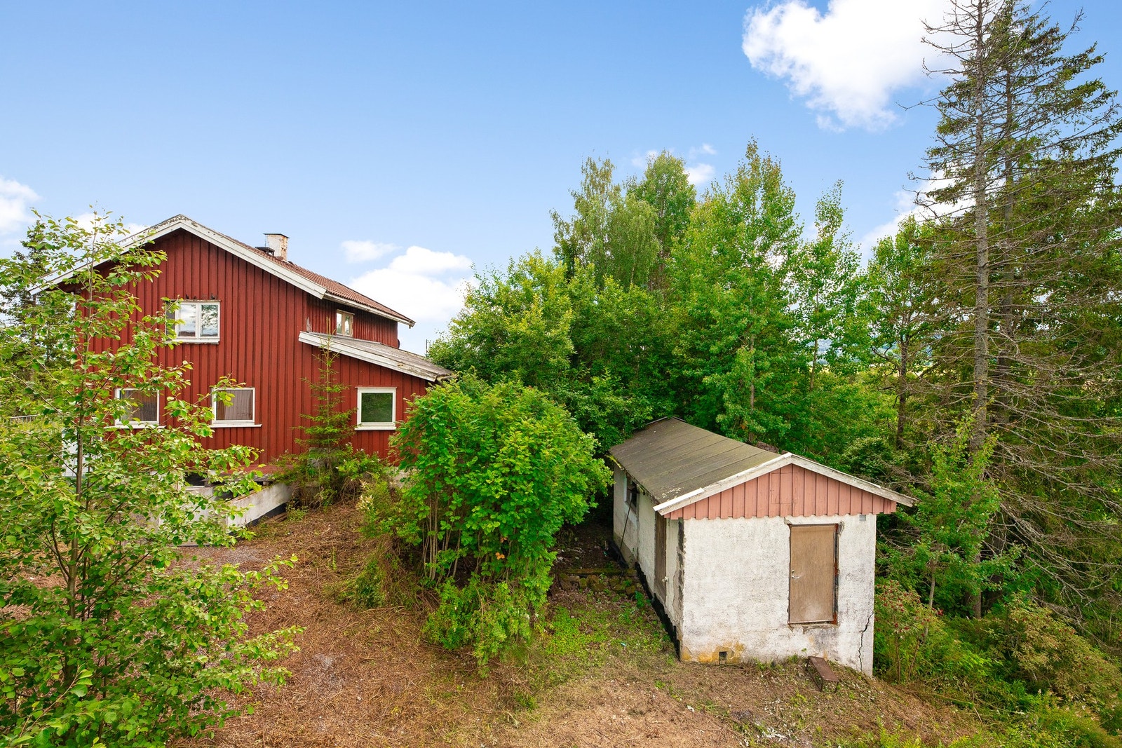 Uthus som har behov for renovering/vedlikehold. Galleribilde