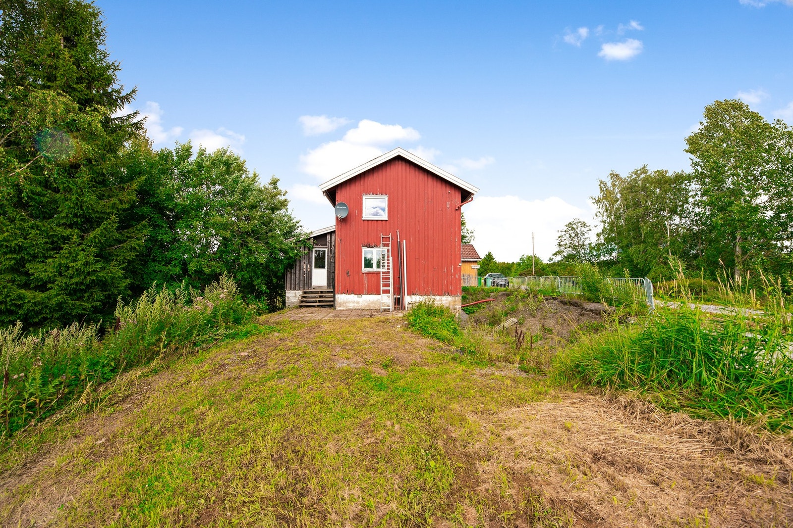 Flere biloppstillingsplasser på tomten. Galleribilde