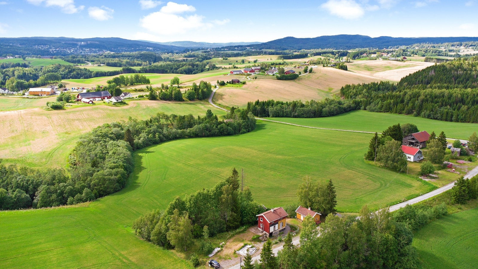 Det er en meget fredelig og landlig beliggenhet. Med bil tar det 15 min til Lillestrøm. Galleribilde