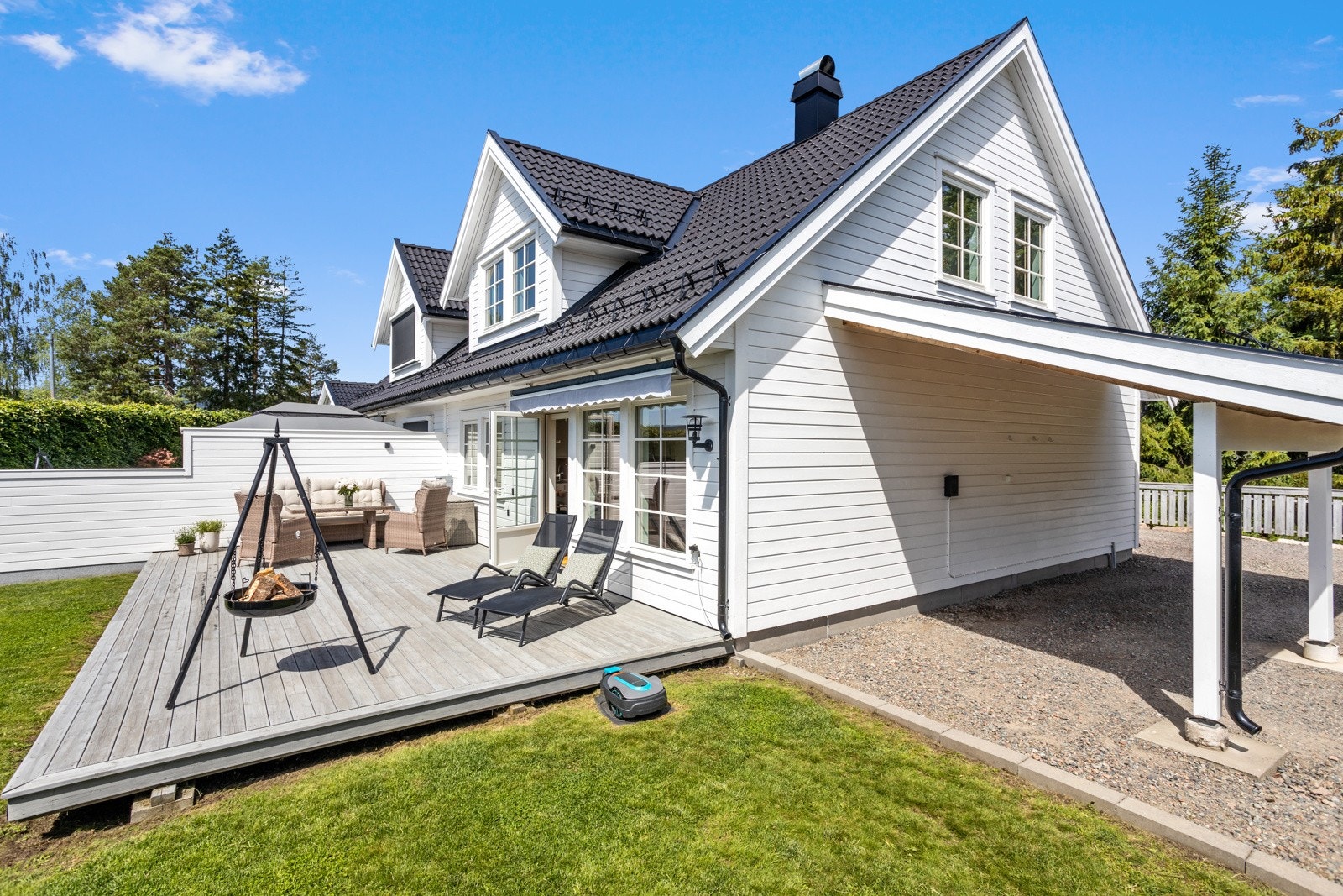 37 kvm. terrasse og flat og fin hagedel. Usjenert og solrikt. Galleribilde