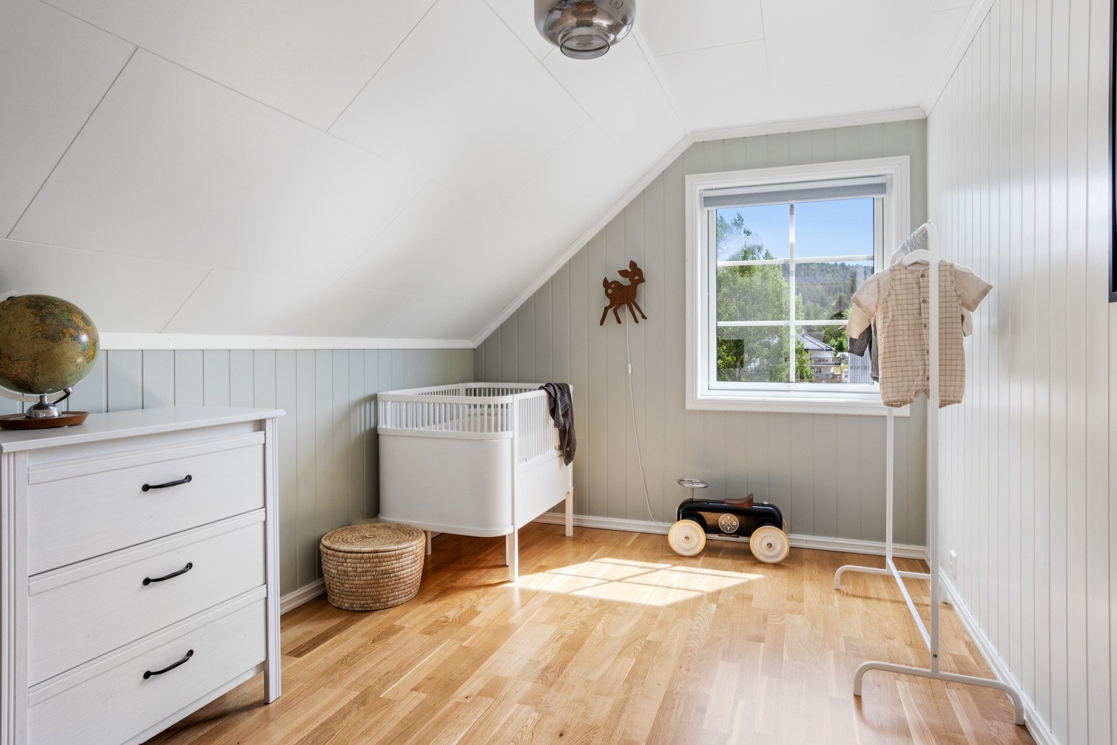 I 2. etasje finner man to gode soverom, begge med god plass til seng, nattbord og garderobeskap. Galleribilde