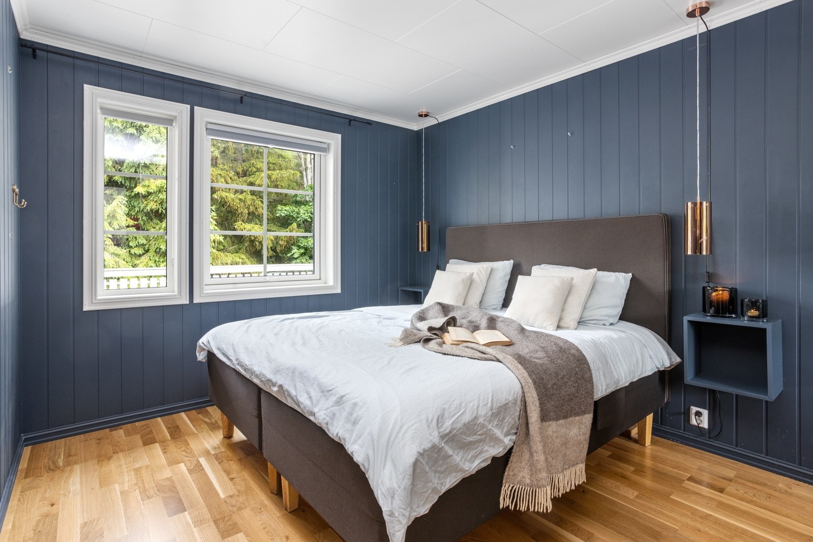 Pent hovedsoverom i 1. etasje med skyvedørsgarderobe. Galleribilde