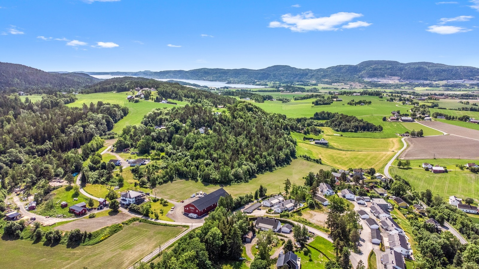 Tett på marka, men likevel en kort kjøretur unna alt av fasiliteter, skoler, barnehager og toget. Galleribilde