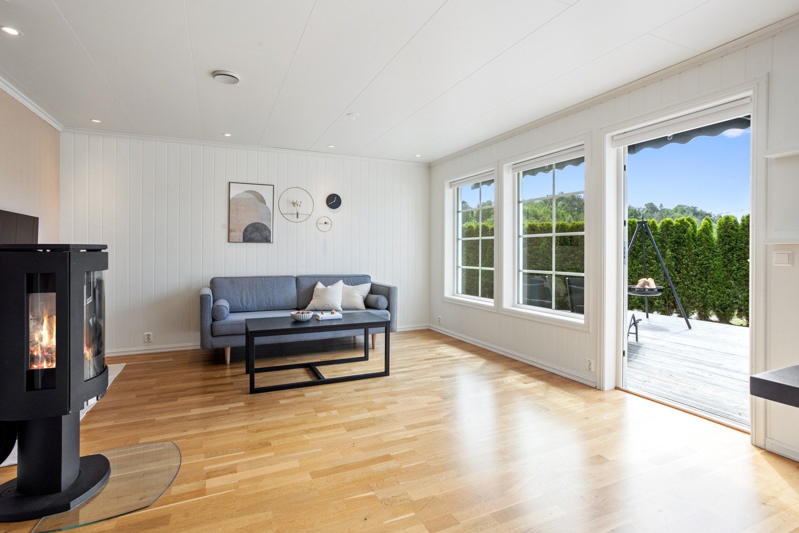 Rommet har parkett på gulvet, lyse overflater og downlights i taket. Galleribilde