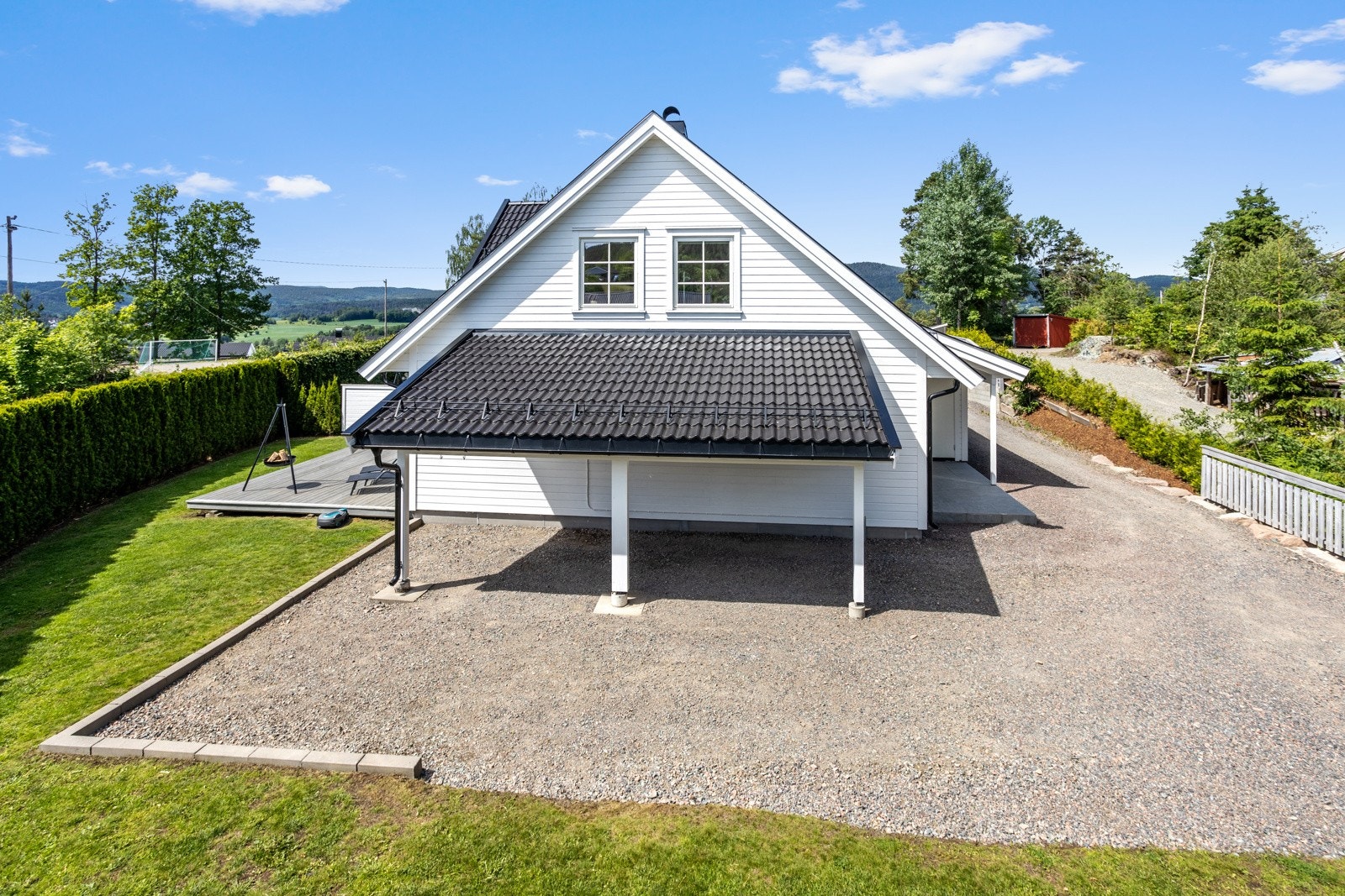 Carport og flere biloppstillingsplasser. Galleribilde