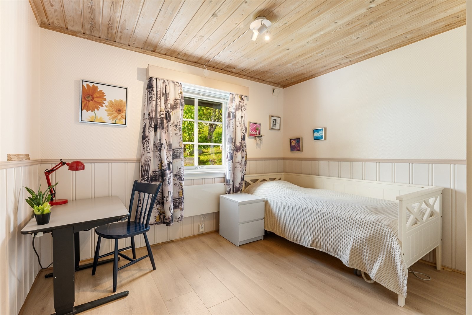 I første etasje finner du ett av boligens fire soverom. Rommet har god plass til seng, nattbord, garderobe og pult - perfekt som barnerom, gjesterom eller hjemmekontor. Galleribilde