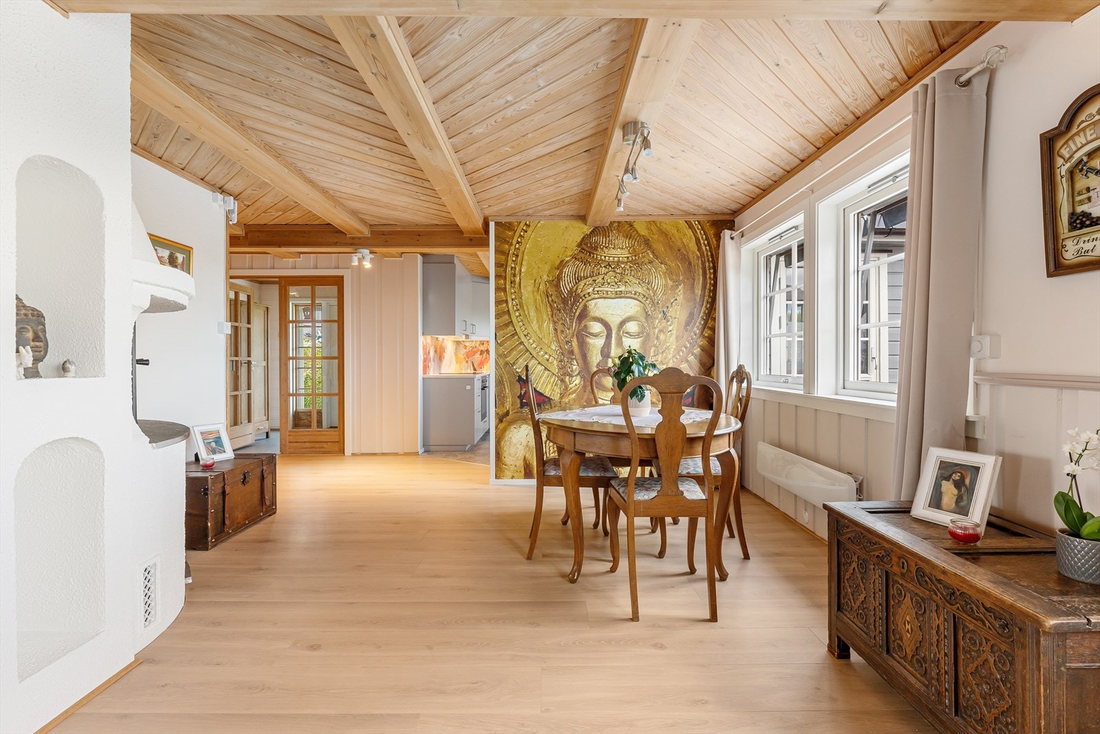 Det er også god plass til et stort spisebord Galleribilde