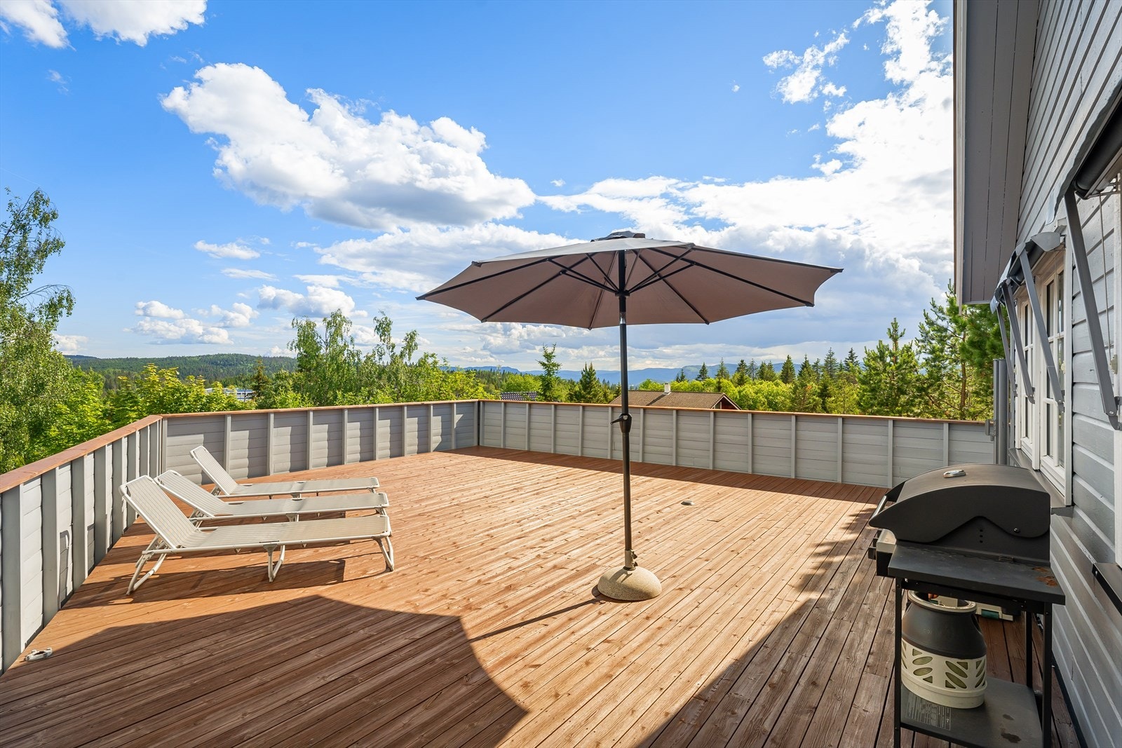 En lekker enebolig med en stor og solrik terrasse på hele 114 m² med flott utsikt, perfekt for både hverdag og sosiale sammenkomster Galleribilde