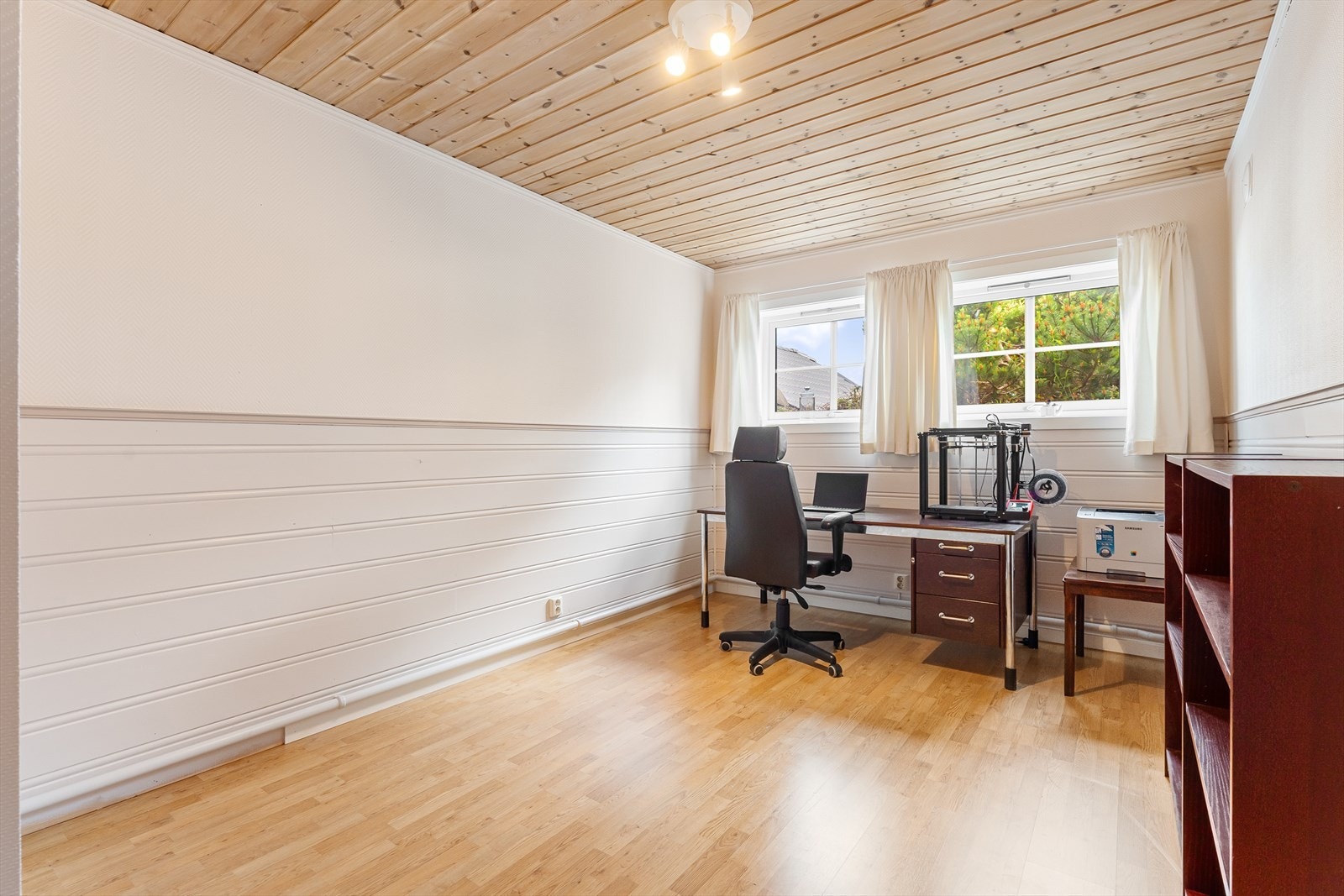 I underetasjen finner du også det siste av boligens fire soverom. Rommet er romslig og har plass til dobbeltseng, nattbord, garderobe og pult Galleribilde