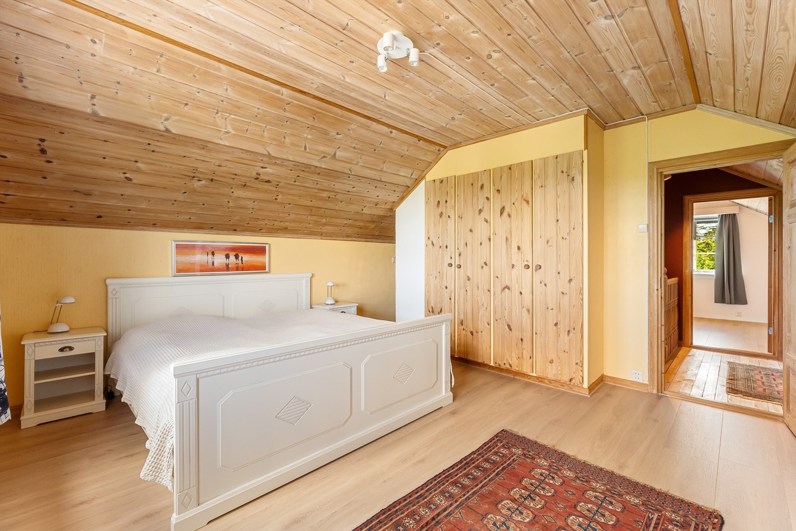 På begge soverommene er det god plass til dobbeltseng med tilhørende nattbord, garderobe, pult m.m. Galleribilde