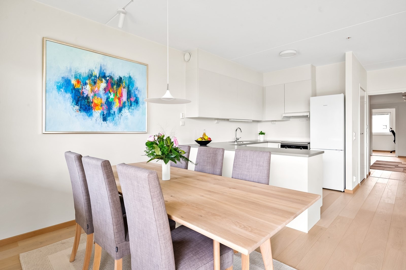 God plass til stort spisebord. Galleribilde