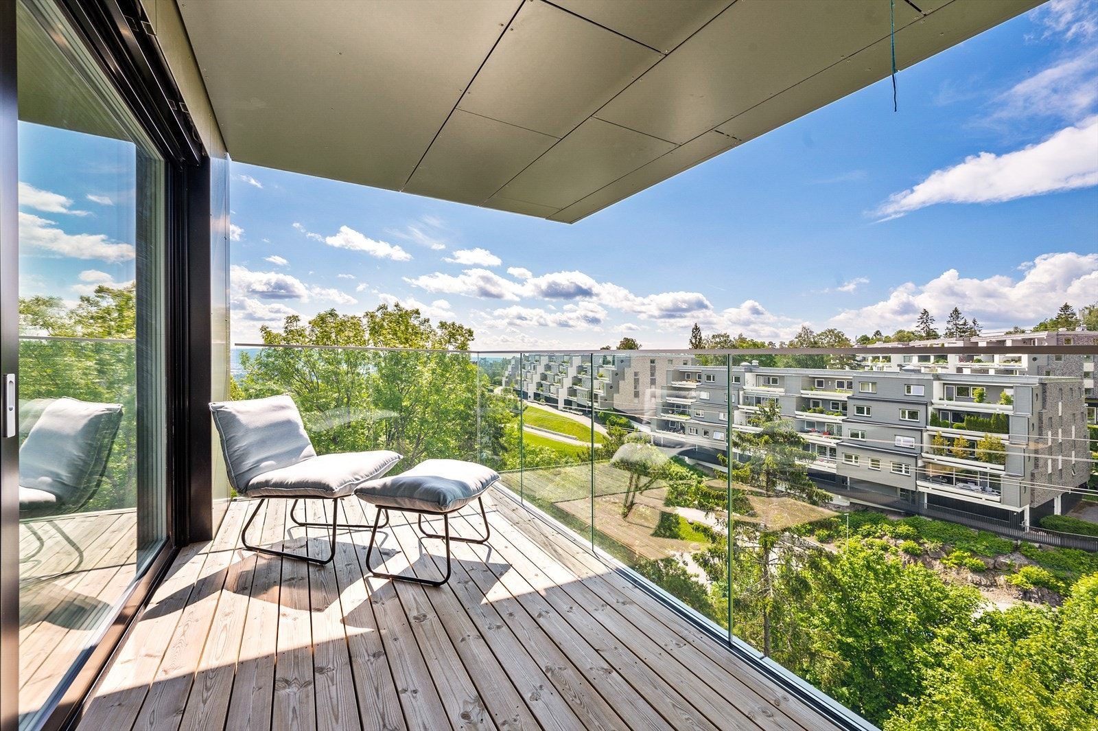 Fra stuen er det utgang til en stor overbygget sørvestvendt balkong på ca. 10 kvm. Galleribilde