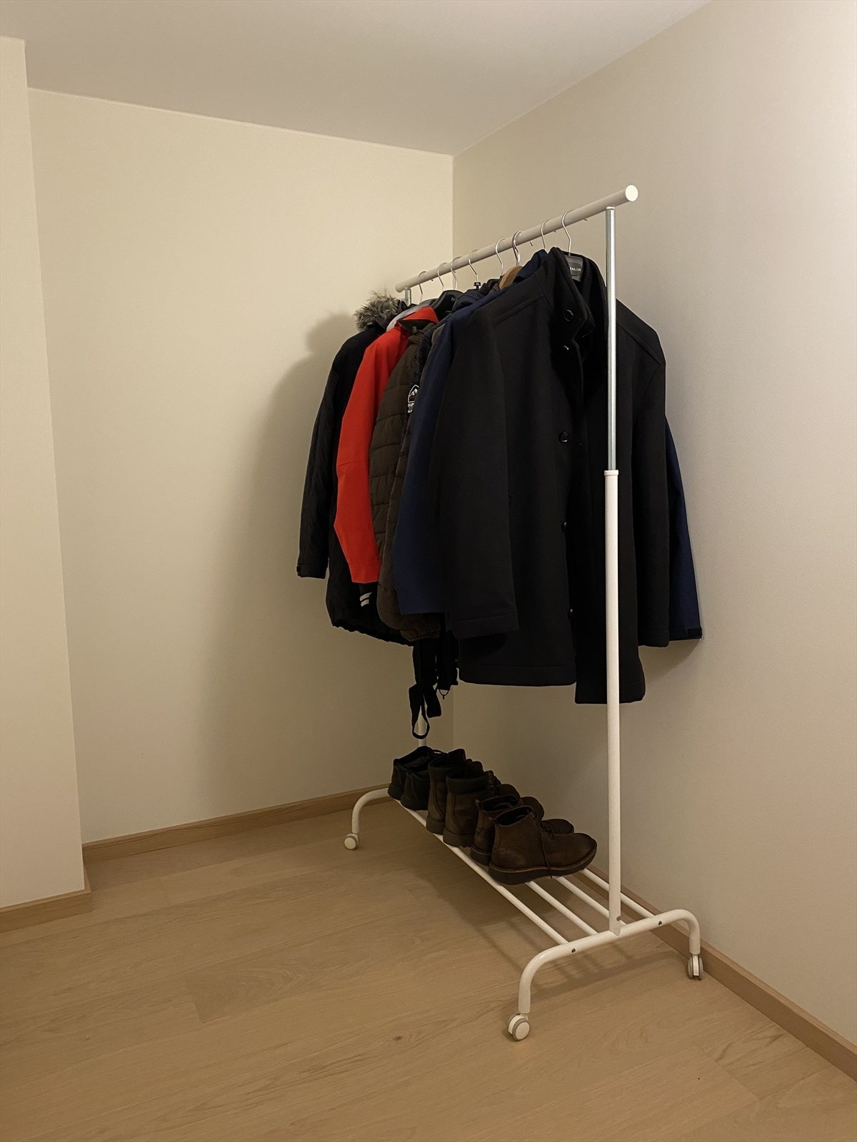 Praktisk innvendig bod i tilknytting til stue og gang, med god plass til oppbevaring. Galleribilde