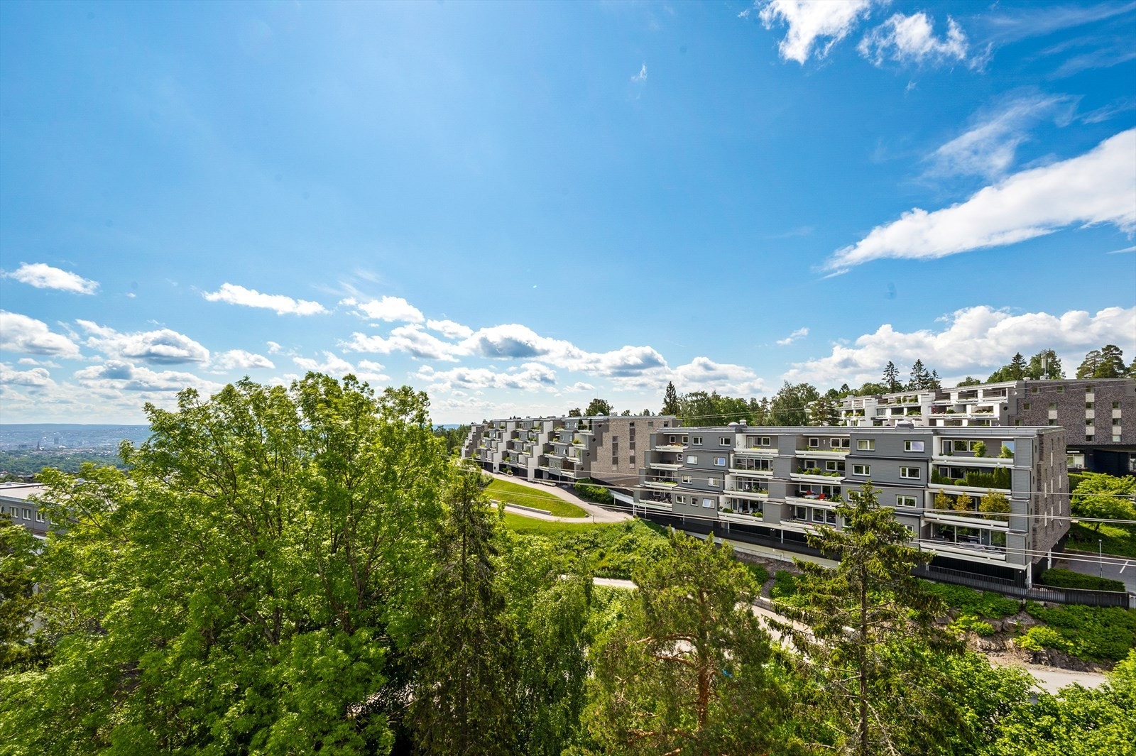 Fantastisk utsikt over Oslofjorden og byen, med grønne omgivelser og nærhet til alt byen har å tilby. Galleribilde
