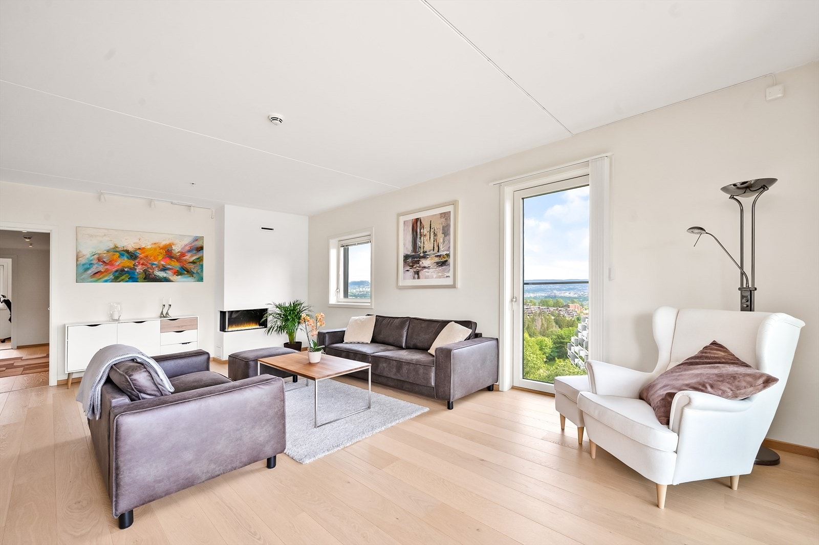 Har får du åpen planløsning, store vinduer og stilrene detaljer. Perfekt for deg som verdsetter kvalitet. Galleribilde