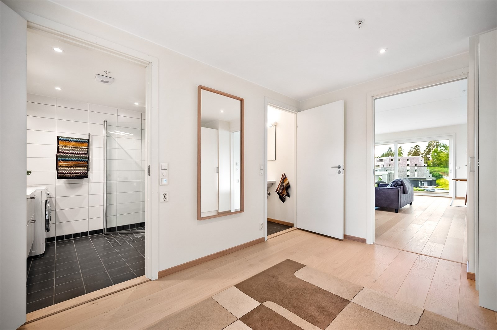 Lys og romslig entre med moderne løsninger. Tilgang til bad, soverom og stue. Galleribilde