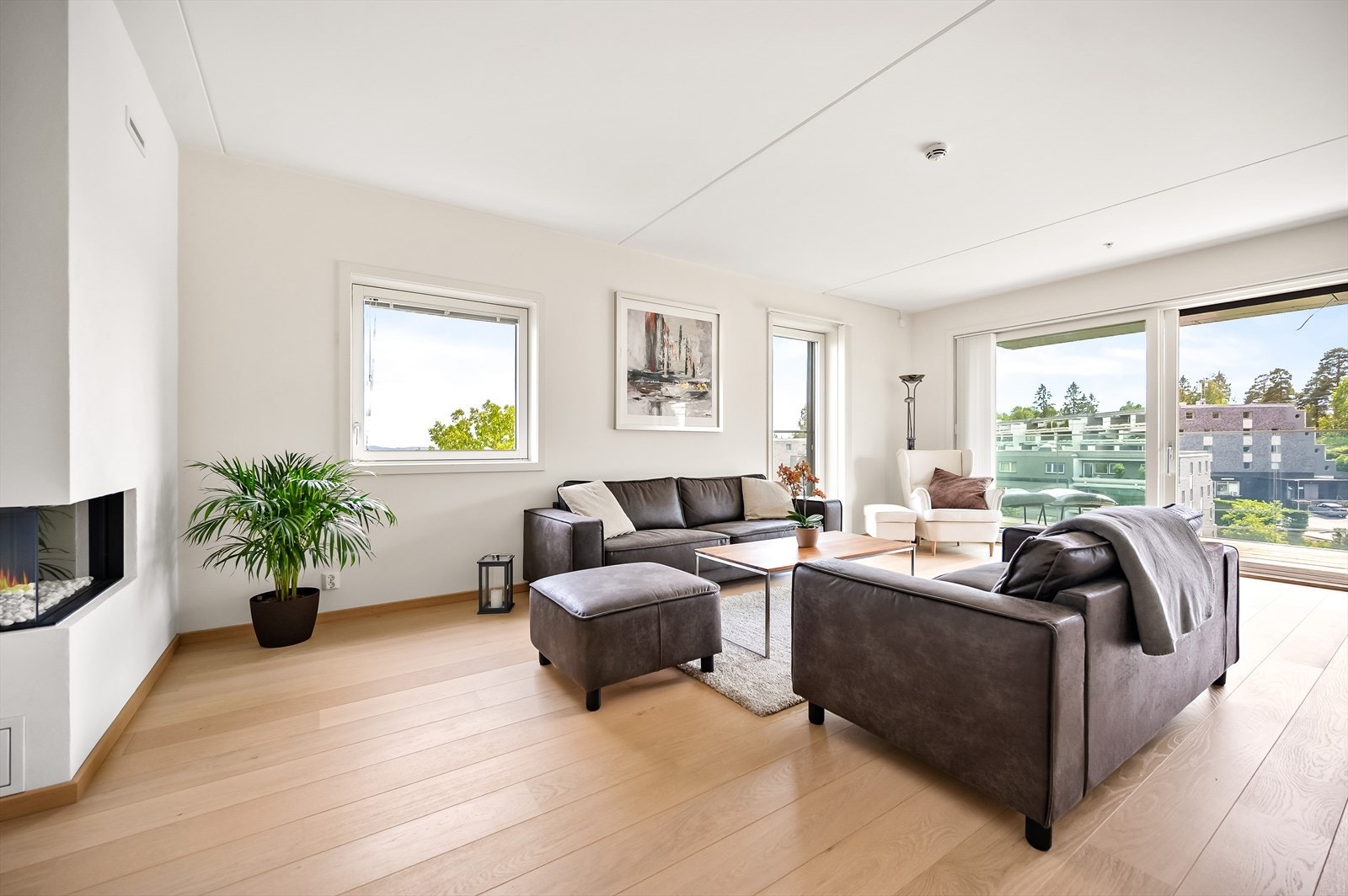 Lys og romslig stue med store vindusflater som gir flott utsikt og mye naturlig lysinnslipp. Galleribilde