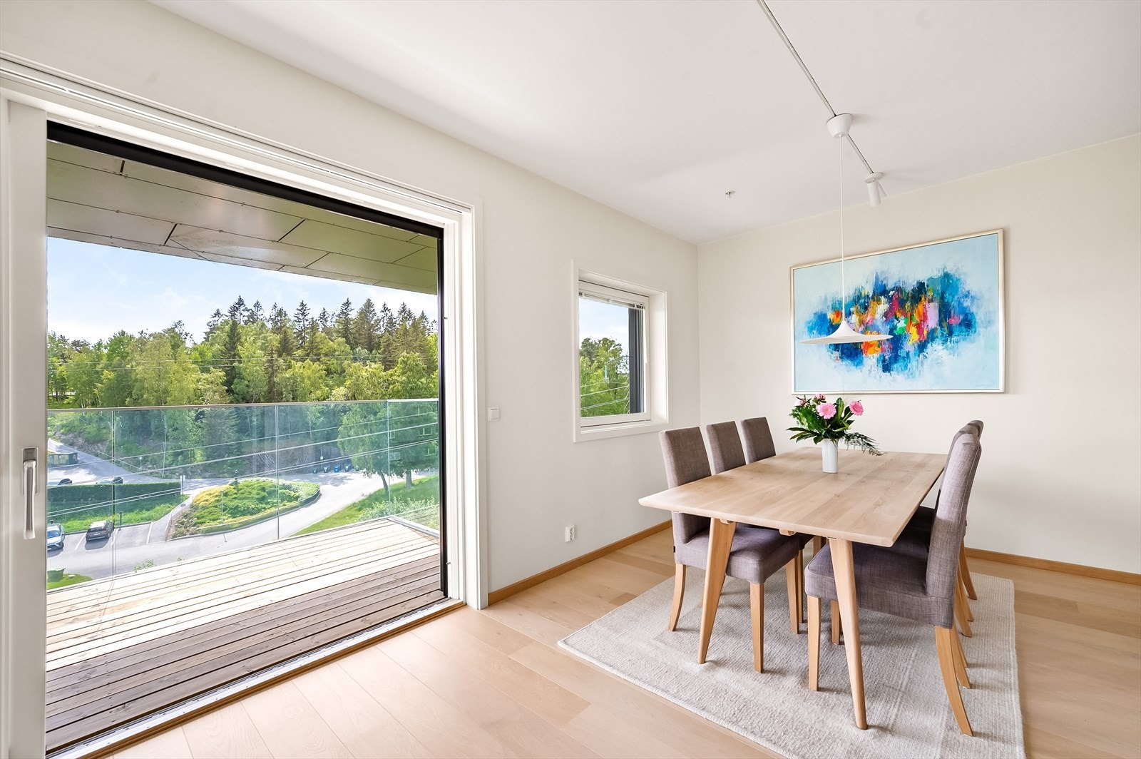 Det er montert utvendig screens med fjernkontroll på sørøst- og sørvestfasade. Galleribilde