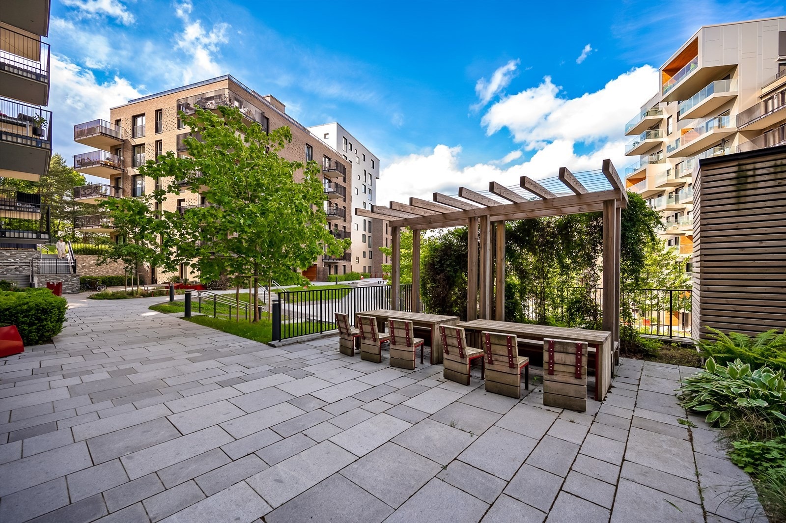 Utenfor blokkene er fellesområdene tilpasset både store og små. Galleribilde