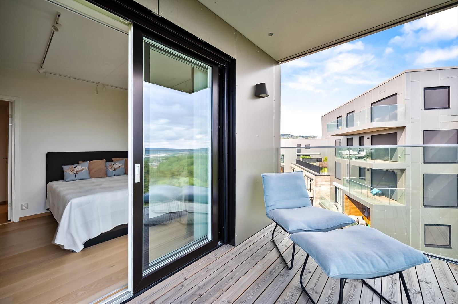 Hovedsoverommet har utgang til en sørøstvendt balkong på ca. 7 kvm, perfekt for morgenkaffen. Galleribilde