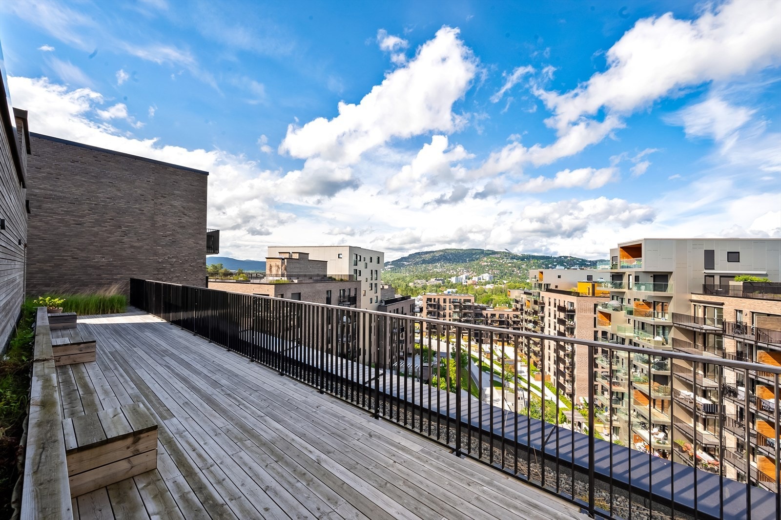 I tillegg har beboerne tilgang på en takterrasse med flott utsikt. Galleribilde
