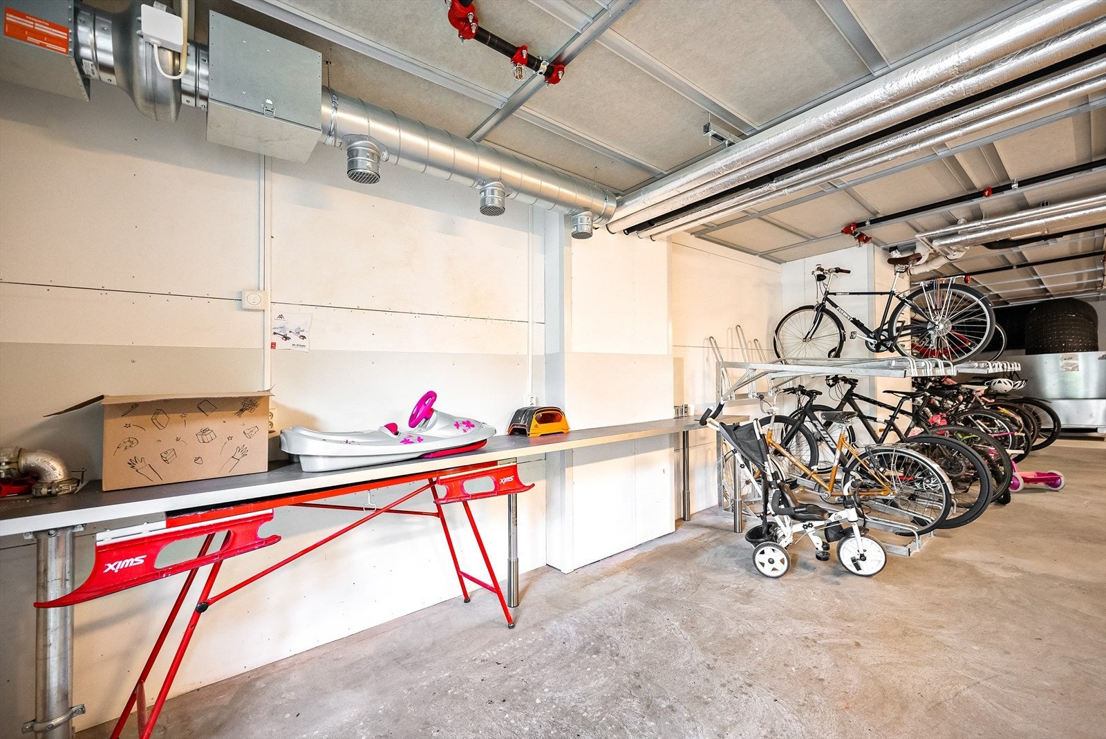 Det er også en felles ski og smørbod. Galleribilde