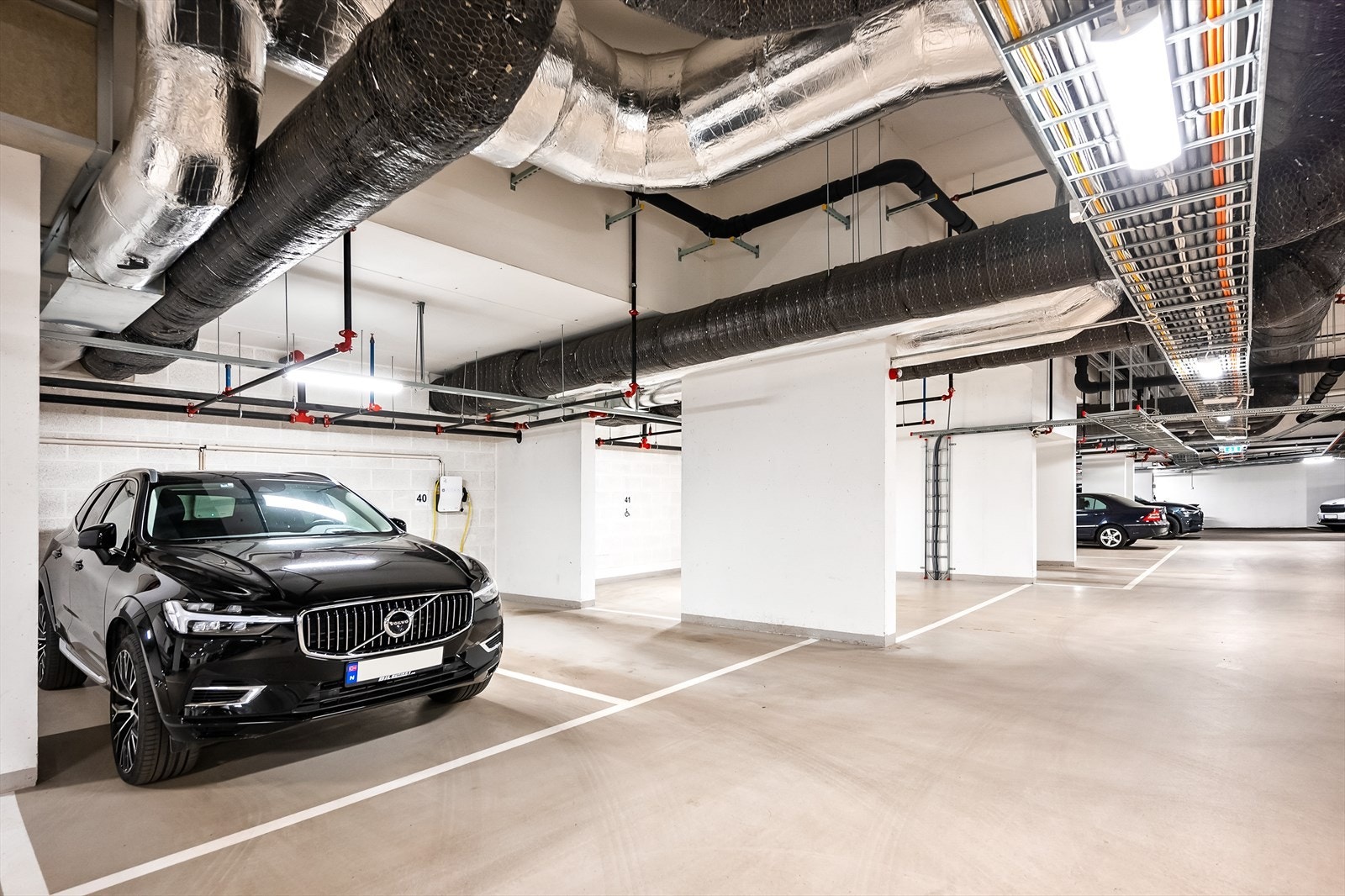 Leiligheten disponerer også egen garasjeplass nr. 39 med elbillader. Galleribilde