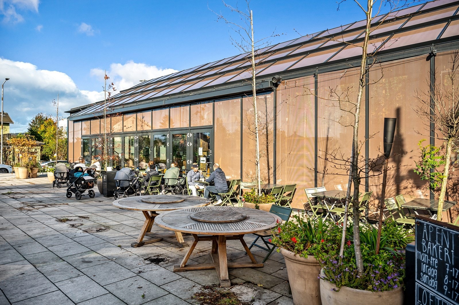 Røa torg med Åpent Bakeri og Lofthus. Galleribilde