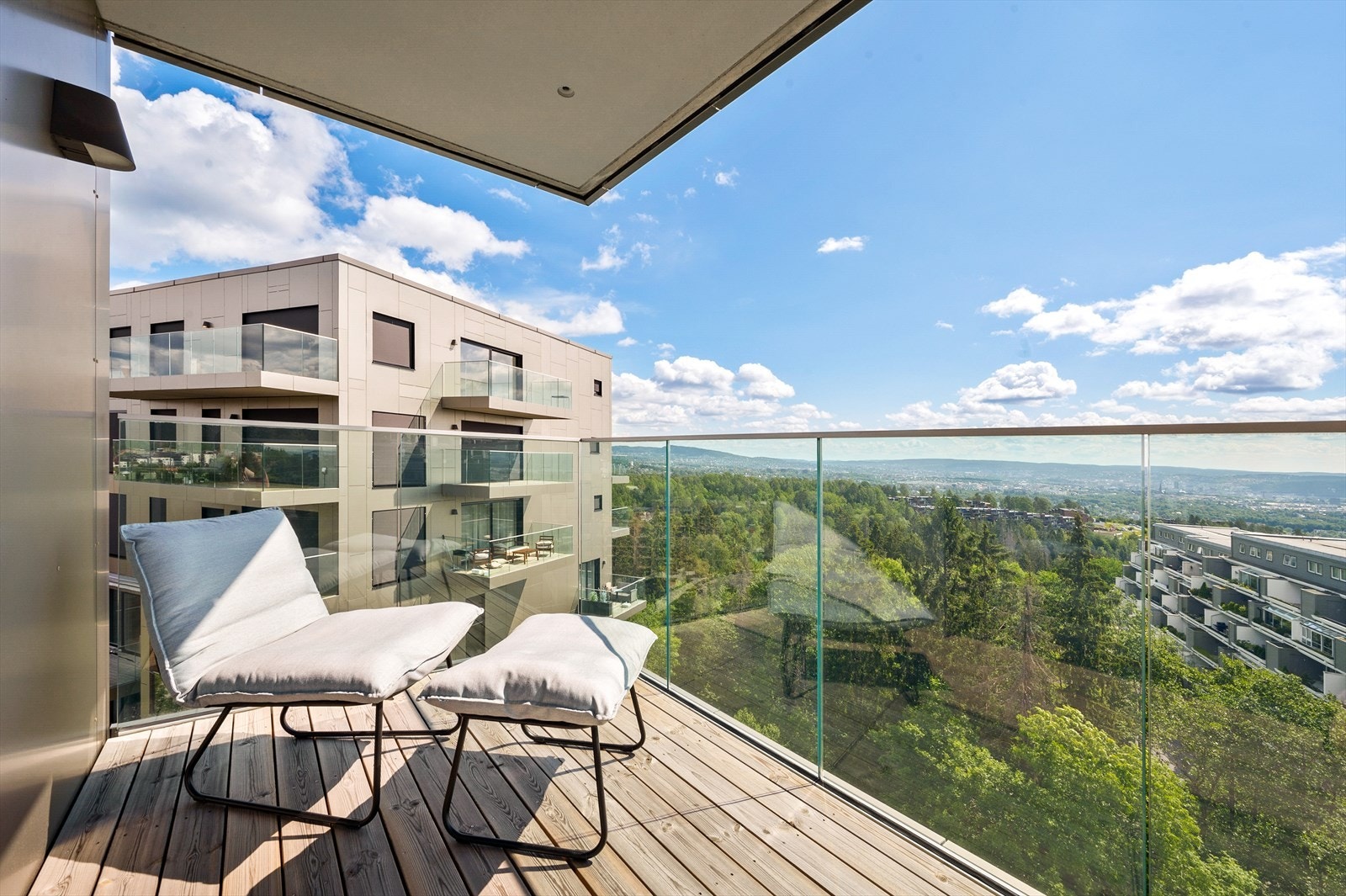 Fantastisk utsikt over grønne omgivelser og bylandskap. Galleribilde