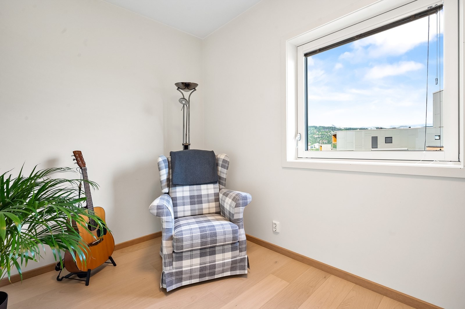 God plass til seng, kontorløsning og garderobeskap. Galleribilde