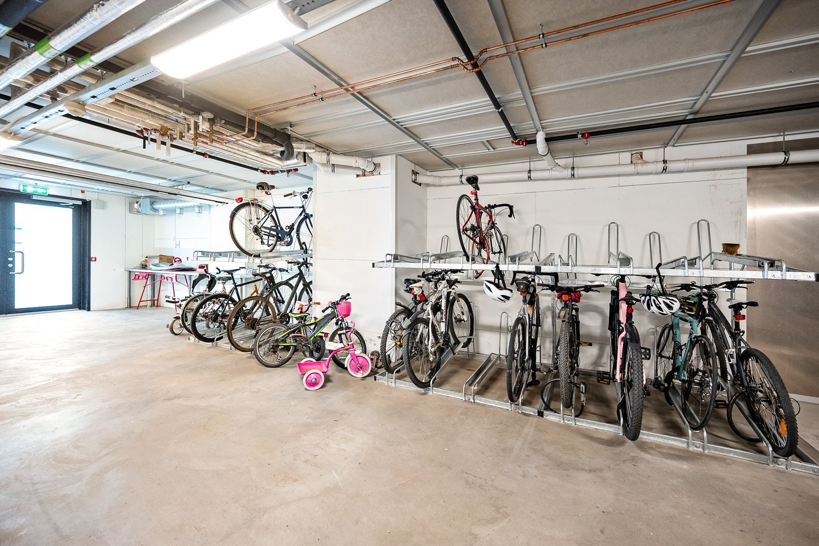 Stor og praktisk sykkelbod. Galleribilde